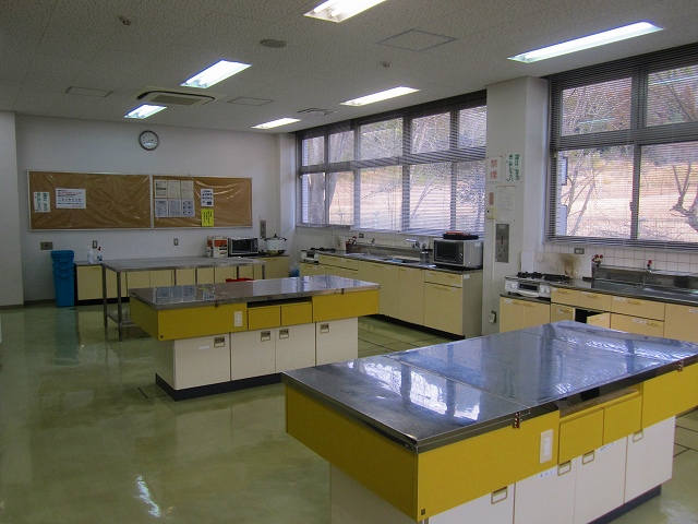調理実習台が並べられた様子を写した調理実習室の写真
