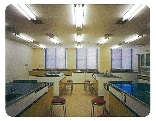 調理台が4台配備された調理室を写した写真