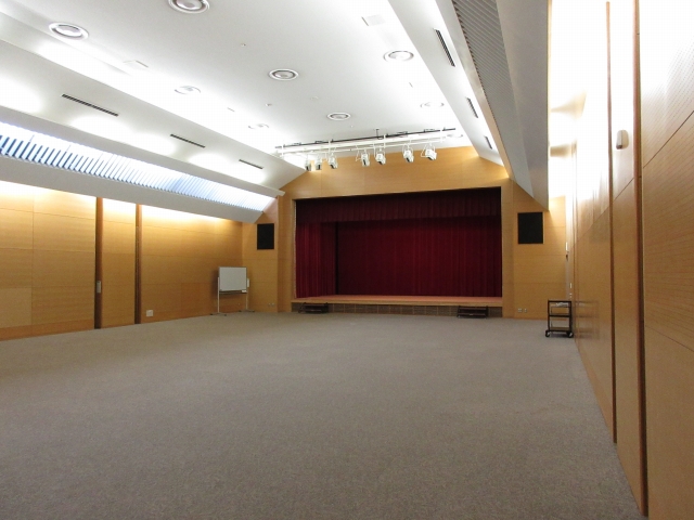 舞台に向かって右斜め正面から写した大集会室の写真