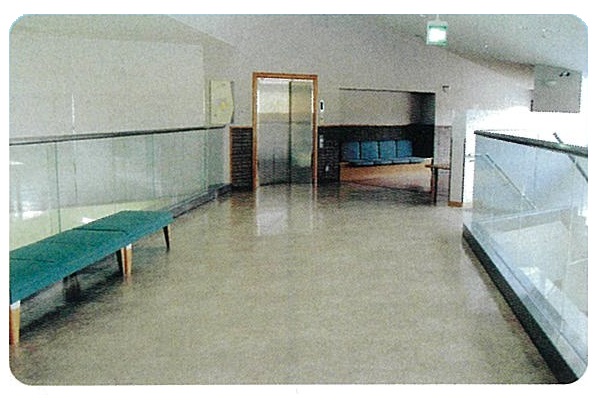 ソファが置かれた談話コーナーを写した写真