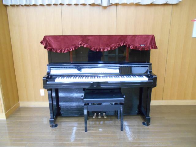 アップライトピアノを写した多目的室(半室B)の写真