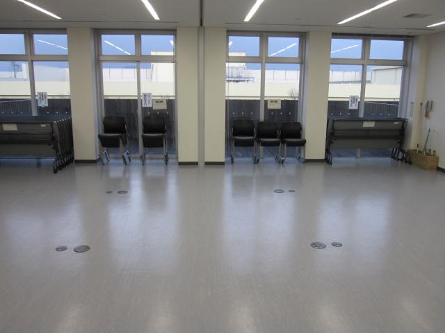 窓側に整理された机と椅子を写した会議室1の写真