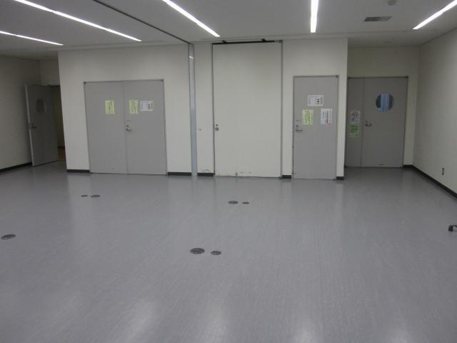 複数の扉がある会議室1を写した写真