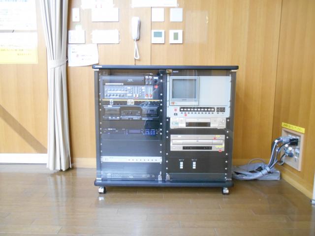 AV機器を写した視聴覚室の写真