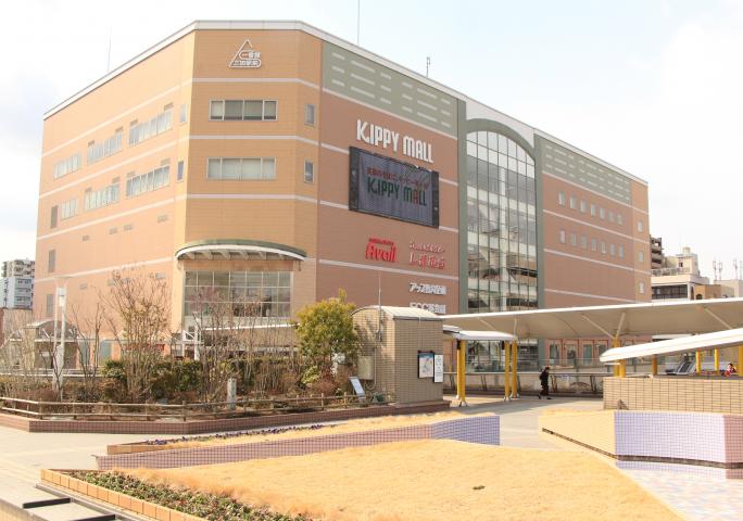 まちづくり協働センターが6階に入居している三田駅前一番館（キッピーモール）の外観写真