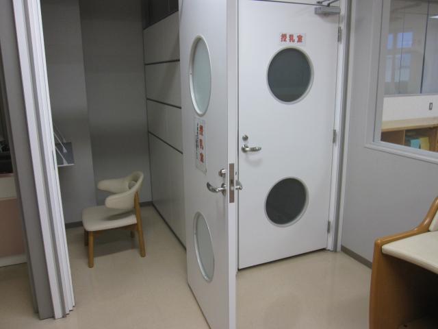 椅子と台が配備された授乳室2部屋を写したプレイルームの写真