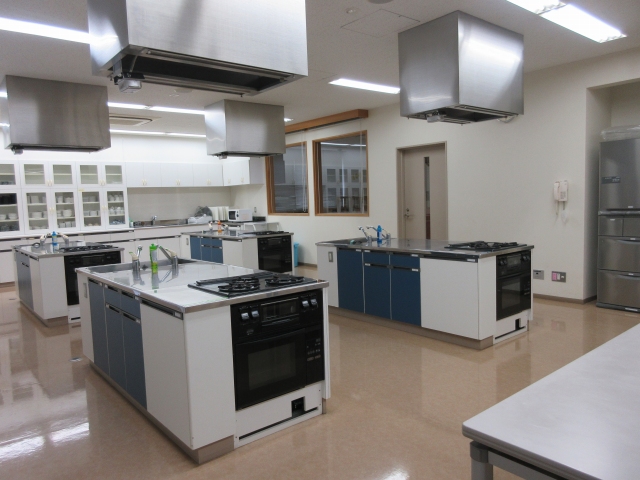 調理台が4台配備された実習室(調理室)を写した写真