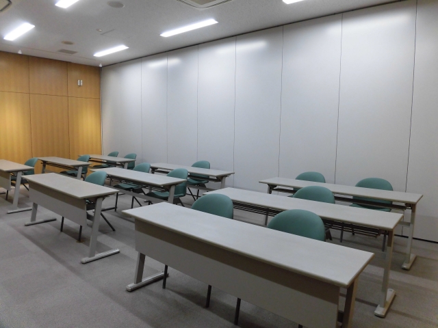 テーブルと椅子が並べられた大会議室(前室)を前方から写した写真
