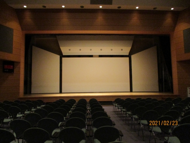 ホールの舞台側を正面から写した写真