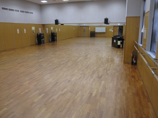 音響卓が写った多目的室の全景写真