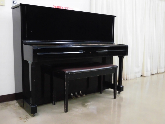 視聴覚室の備品であるアップライトピアノを写した写真