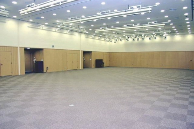 音響設備が小さく写った多目的ホール全室利用の写真