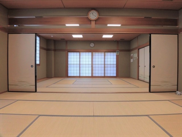 襖で仕切られた奥の部屋に障子、手前の部屋に時計がある和室(全室)の写真