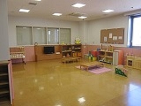 幼児用遊具と幼児用机が写った幼児室の写真