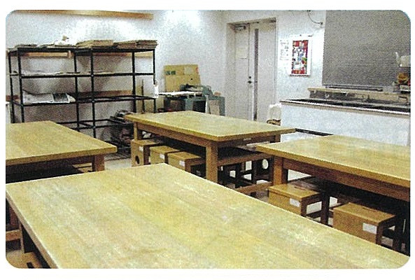 テーブルが4台設置された創作室を写した写真