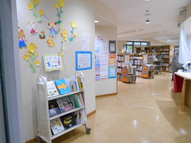 三田市立図書館 藍分室の中を写した写真