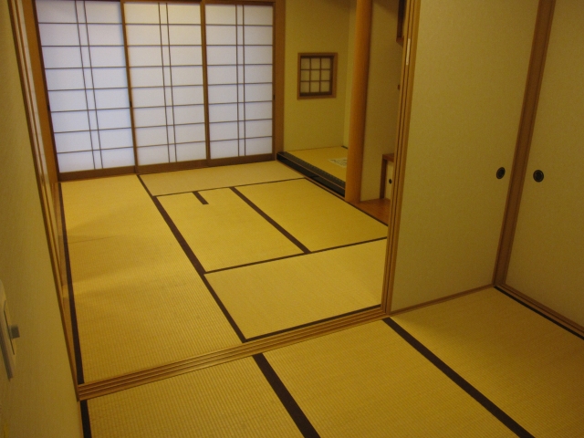 襖で仕切られ、右奥に床の間が見える和室の写真