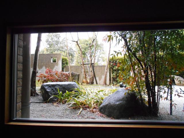 和室から和風庭園を眺めた写真