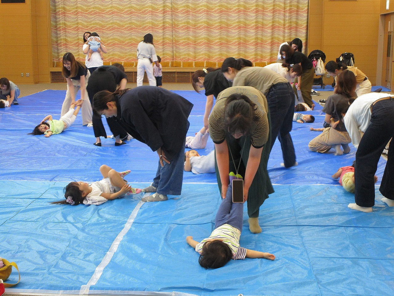 おやこで触れ合い遊びをいている様子
