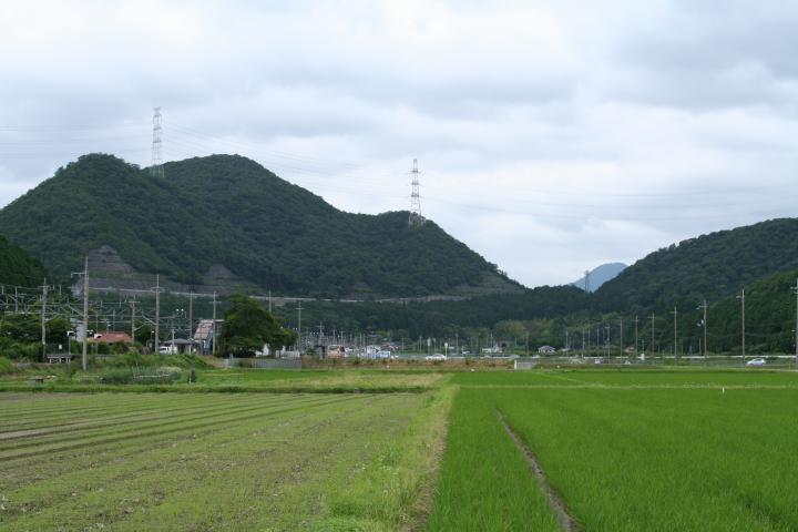 青い空と緑の山が写った日出坂の風景写真