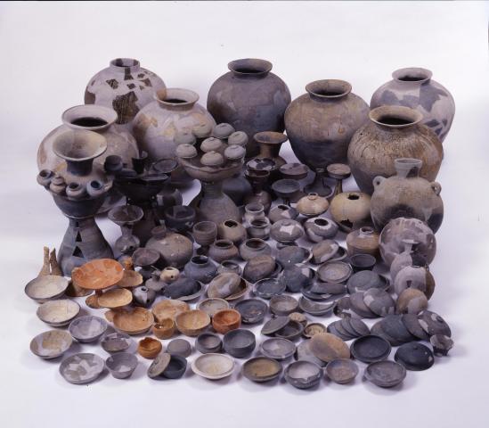 古墳の特徴ある出土遺物をたくさん並べている写真