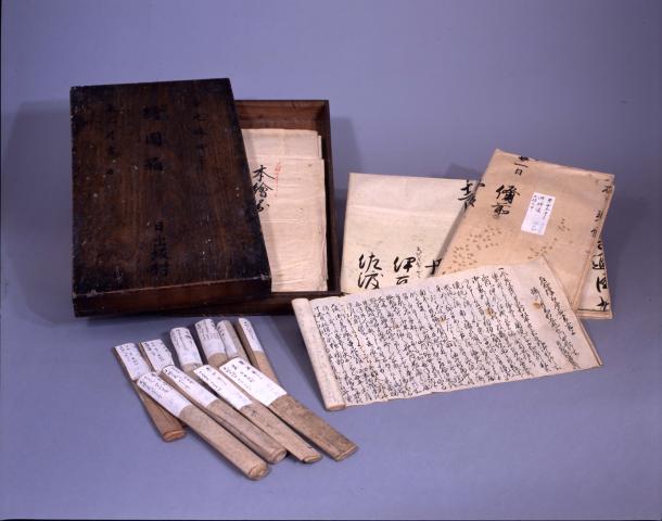 木の箱に丁寧に収められている「摂津・丹波国境争論資料」の写真