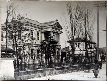 柵と木に囲われた市役所の建物外観写真