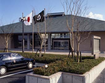 駐車場から図書館の入り口を撮影した写真