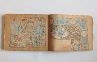 水色、朱色の筆で植物の絵や文様が記されている「絵手本控」の写真