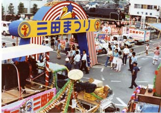 三田まつりと書かれたアーチがあるT字路の写真