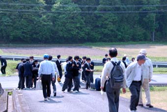 自然豊かな道を歩く参加者たちの写真