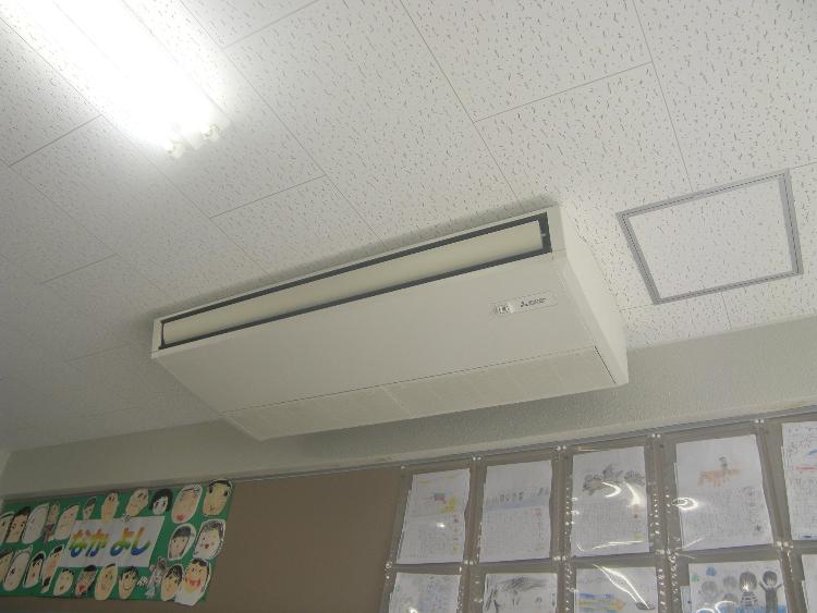 小学校に設置したエアコンの写真