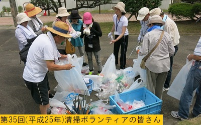 平成25年の第35回三田まつりで出たごみの清掃活動をおこなう帽子を被り首にタオルをかけたボランティアの人々の写真