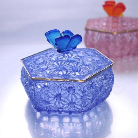 三田木精庵で製作された麻の葉模様のガラスの小物入れのピンク色の商品が奥に青色の商品が手前に置かれている写真
