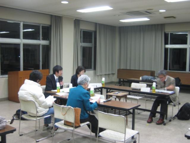 市政への市民参加推進委員会の様子。参加者5人が話し合っている。