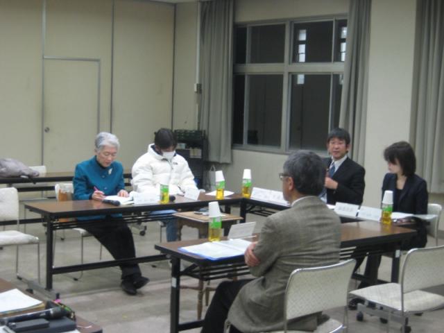 市政への市民参加推進委員会の様子。コの字型に並べられた机の上にある資料を見ながら話し合っている。