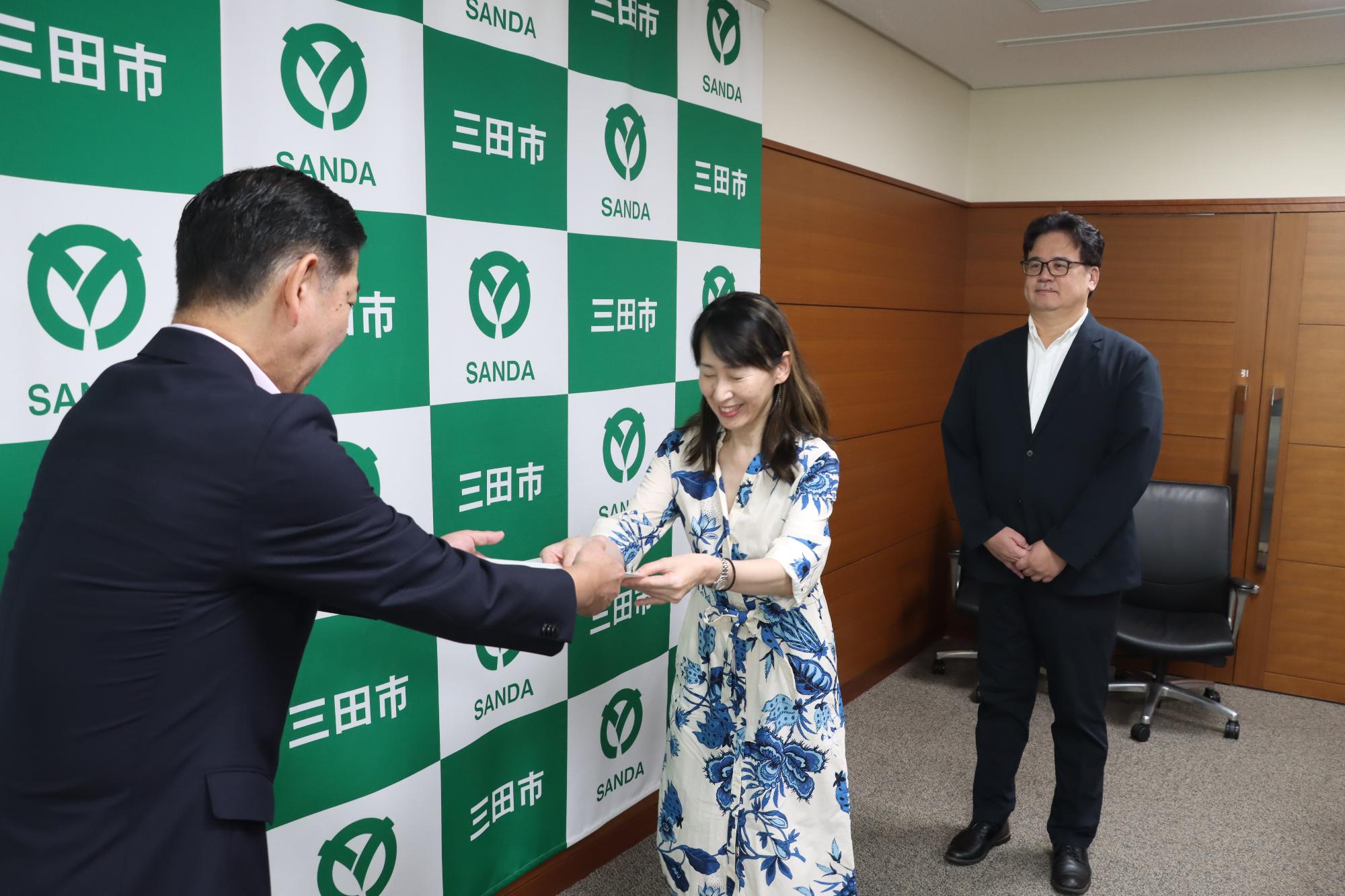 答申書を手渡しされる清水会長