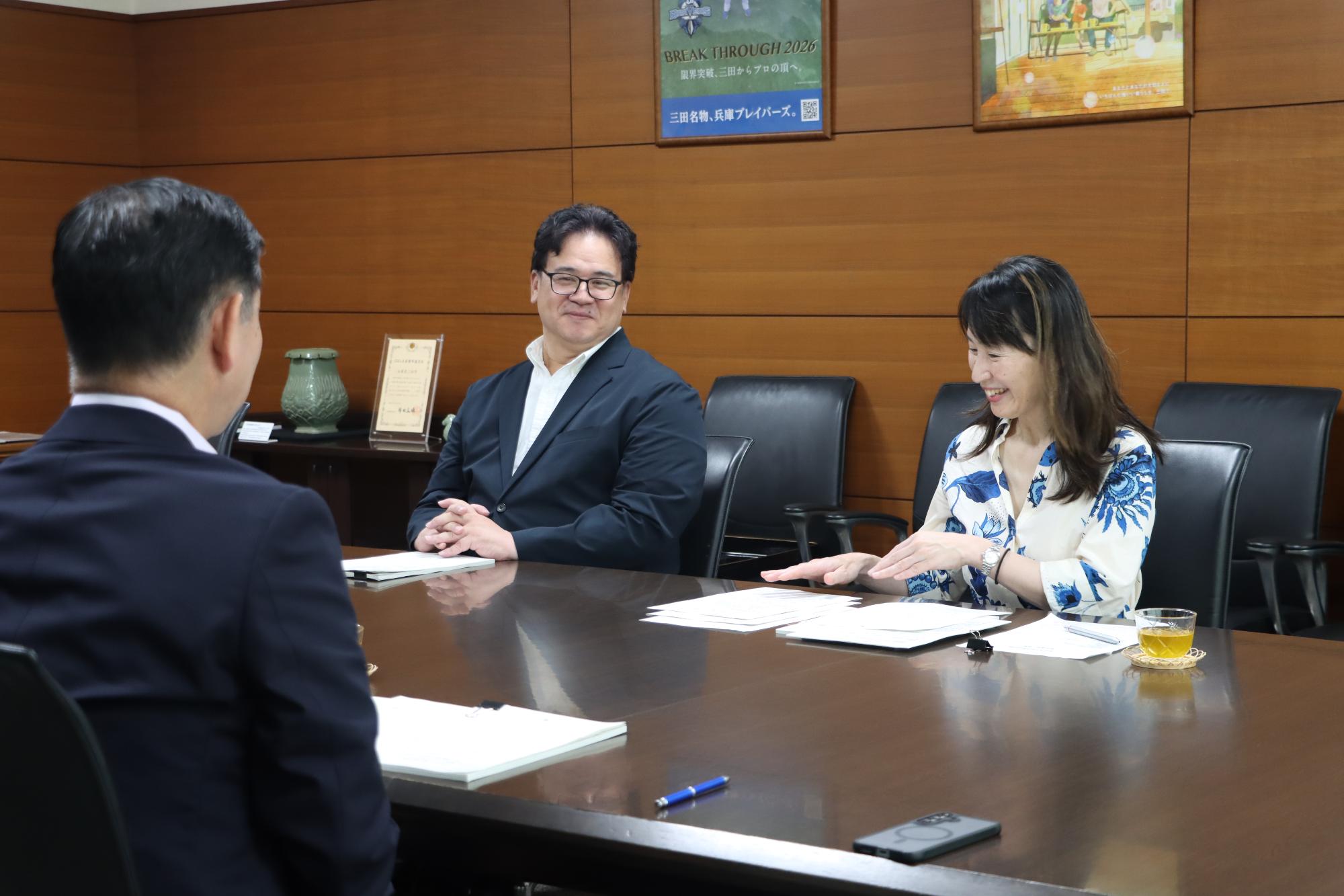 答申についてご説明される会長と副会長