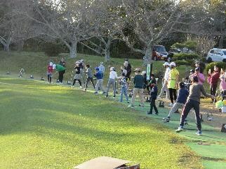 沢山の参加者たちがゴルフ場でゴルフを楽しんでいる写真