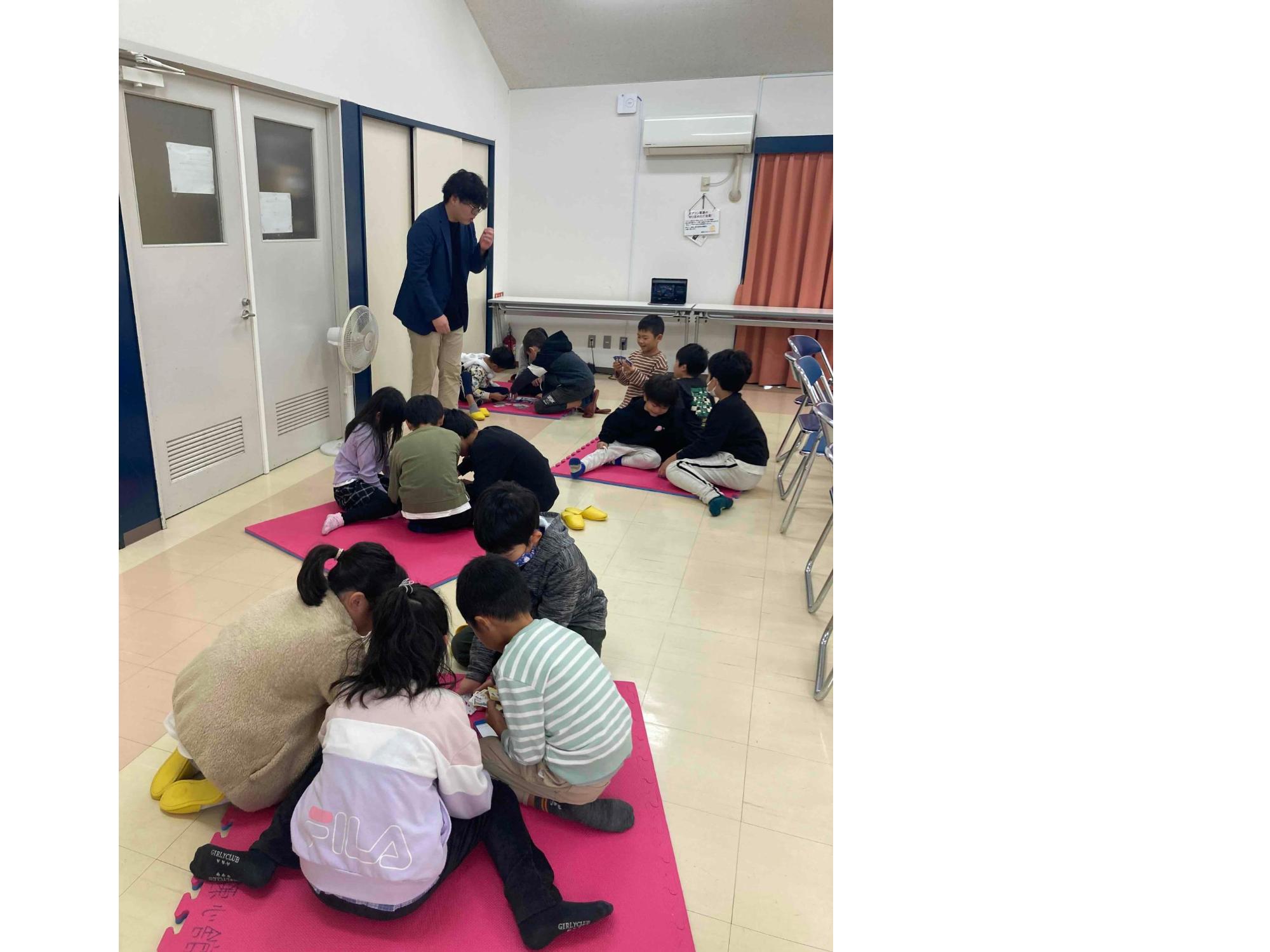 カードゲームで遊ぶ様子