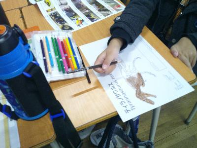 恐竜ぬりえのようす