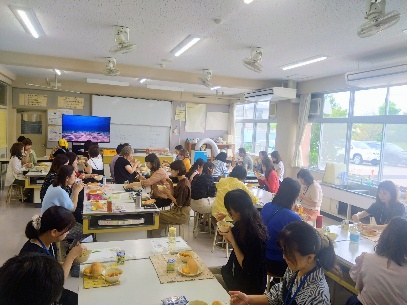 給食実食の様子