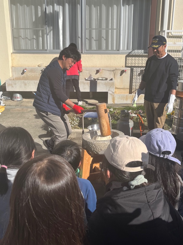 餅つきのデモンストレーション