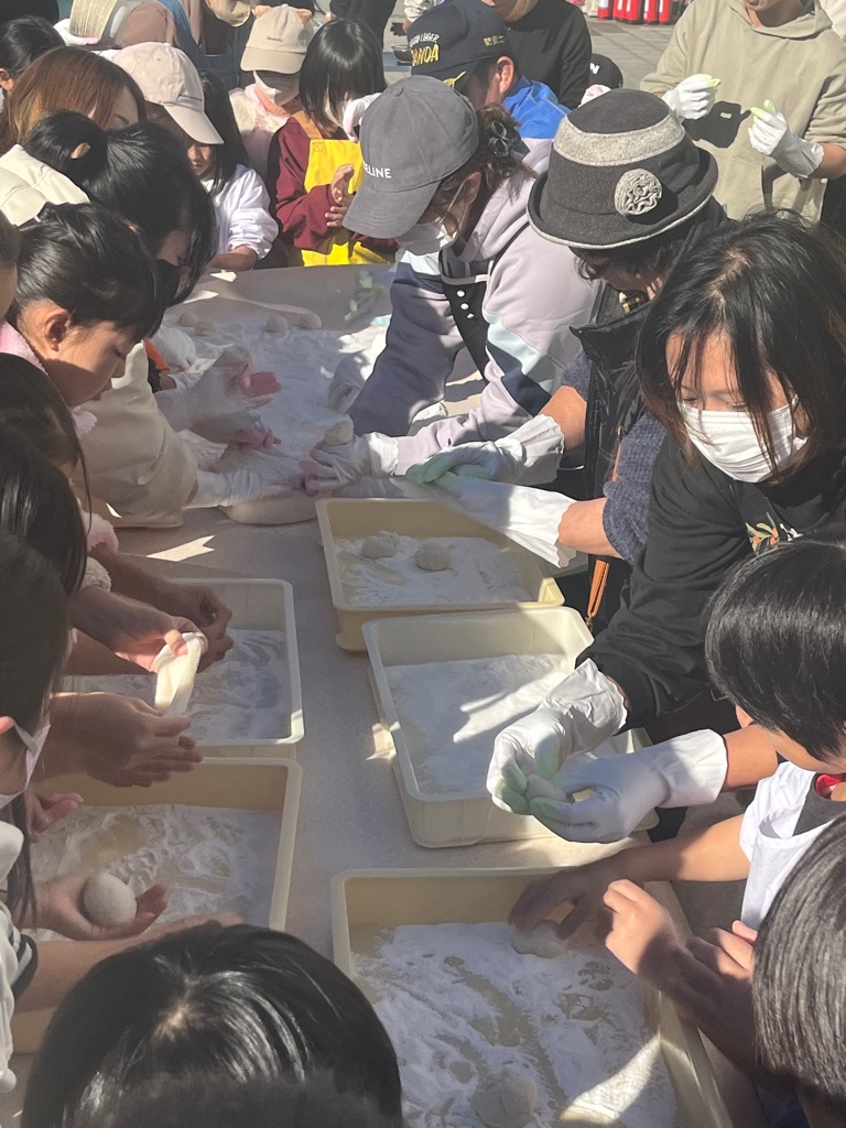 餅を丸める作業