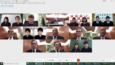 オンライン会議に参加する男女の高校生と議員たちの姿を映し出す13個の画面が表示されているパソコンの画面の写真
