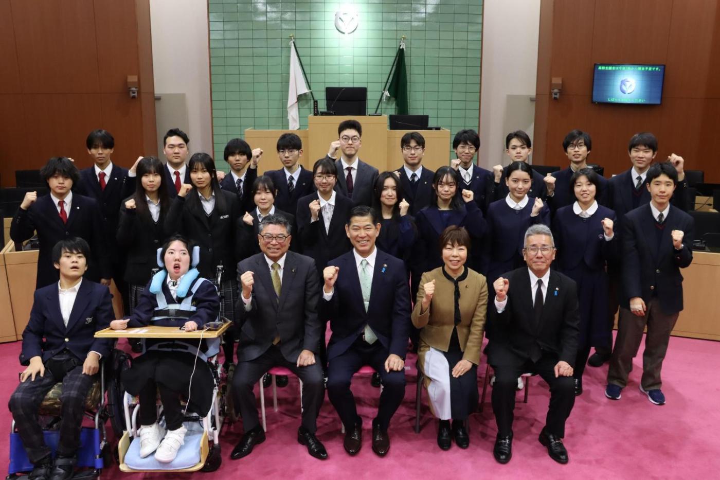 令和7年度高校生議員と市長、教育長、正副議長の集合写真