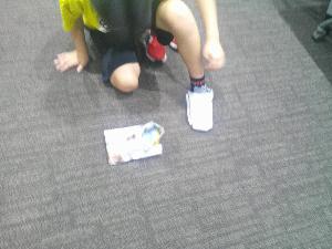 古新聞で作った防災スリッパ