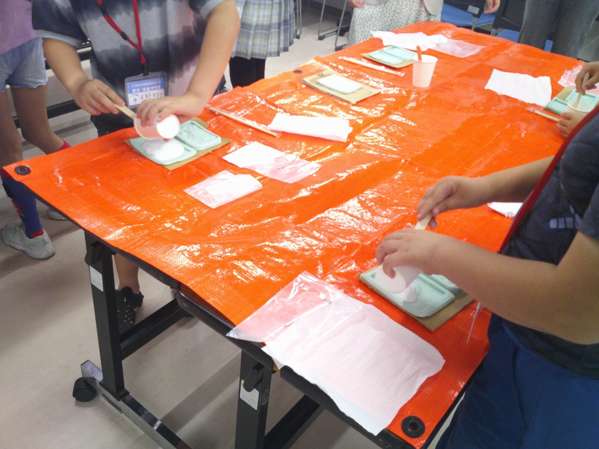 クレーターを石膏で作成