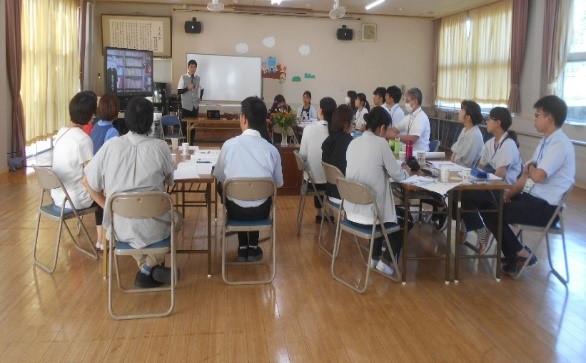 幼小教職員が研修している写真