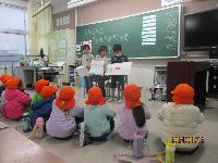 園児が一年生に小学校の生活について教えてもらっている写真